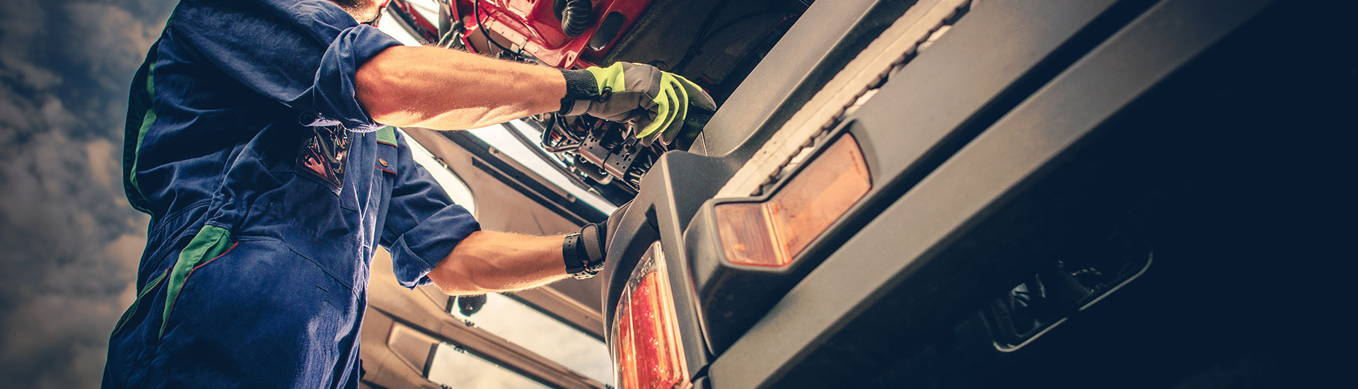 Truck Worker Providing Trailer Service in Minot, Williston, Dickinson, Watford City, Fargo, ND